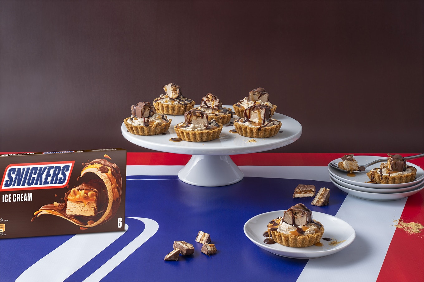 Snickers Eiscreme-Erdnuss-Butterkuchen auf dem Tisch angezeigt