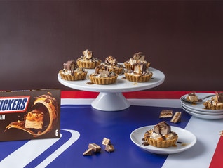 Snickers Eiscreme-Erdnuss-Butterkuchen auf dem Tisch angezeigt